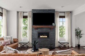 Tv, eldstad och kontor