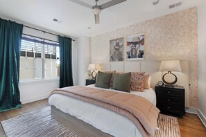 3 camere, una scrivania, ferro/asse da stiro, culla da viaggio