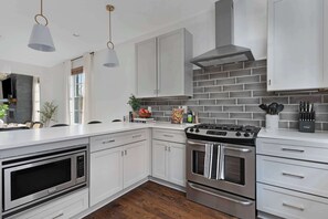 Køleskab, mikrobølgeovn, ovn, kogeplade