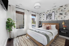 3 habitaciones, escritorio y tabla de planchar con plancha 