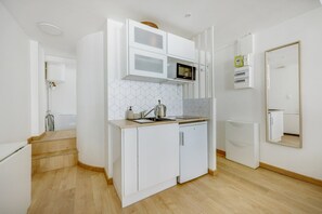 Kühlschrank, Mikrowelle, Wasserkocher mit Kaffee-/Teezubehör, Toaster