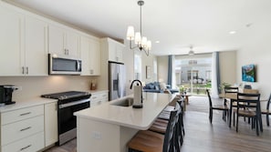 Fridge, microwave, oven, stovetop - Fun In The Sun â€“ A Bright andBreezy Getaway in Navvy Town (Ottawa)