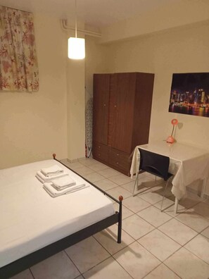 1 chambre, bureau, fer et planche à repasser, Wi-Fi gratuit