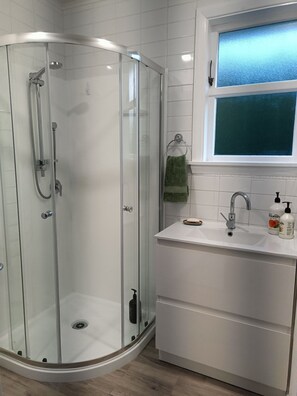 Douche, serviettes fournies, savon, shampooing
