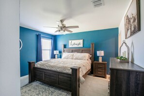 3 quartos, berço de viagem, Wi-Fi de cortesia, roupa de cama