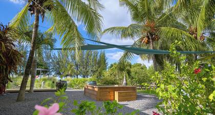 Charming 1 bedroom studio sea front and huge creole garden with AC, WiFi