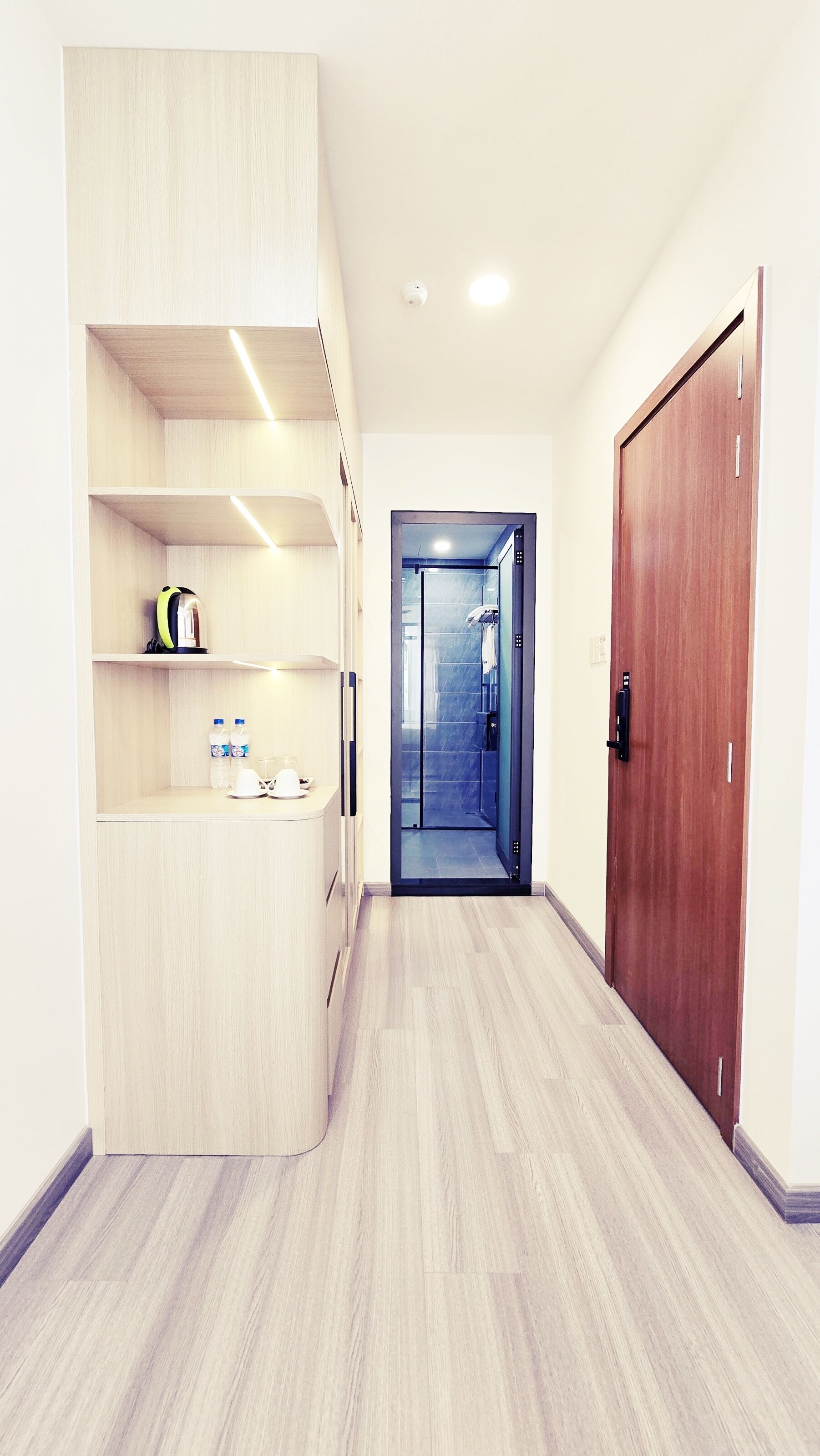 Escritorio, espacio para trabajar con laptop y wifi gratis 