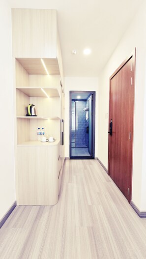 Luxury Double Room, Balcony, City View | Desk, laptop workspace, free WiFi - Mother's Home (Ho Chi Minh City)