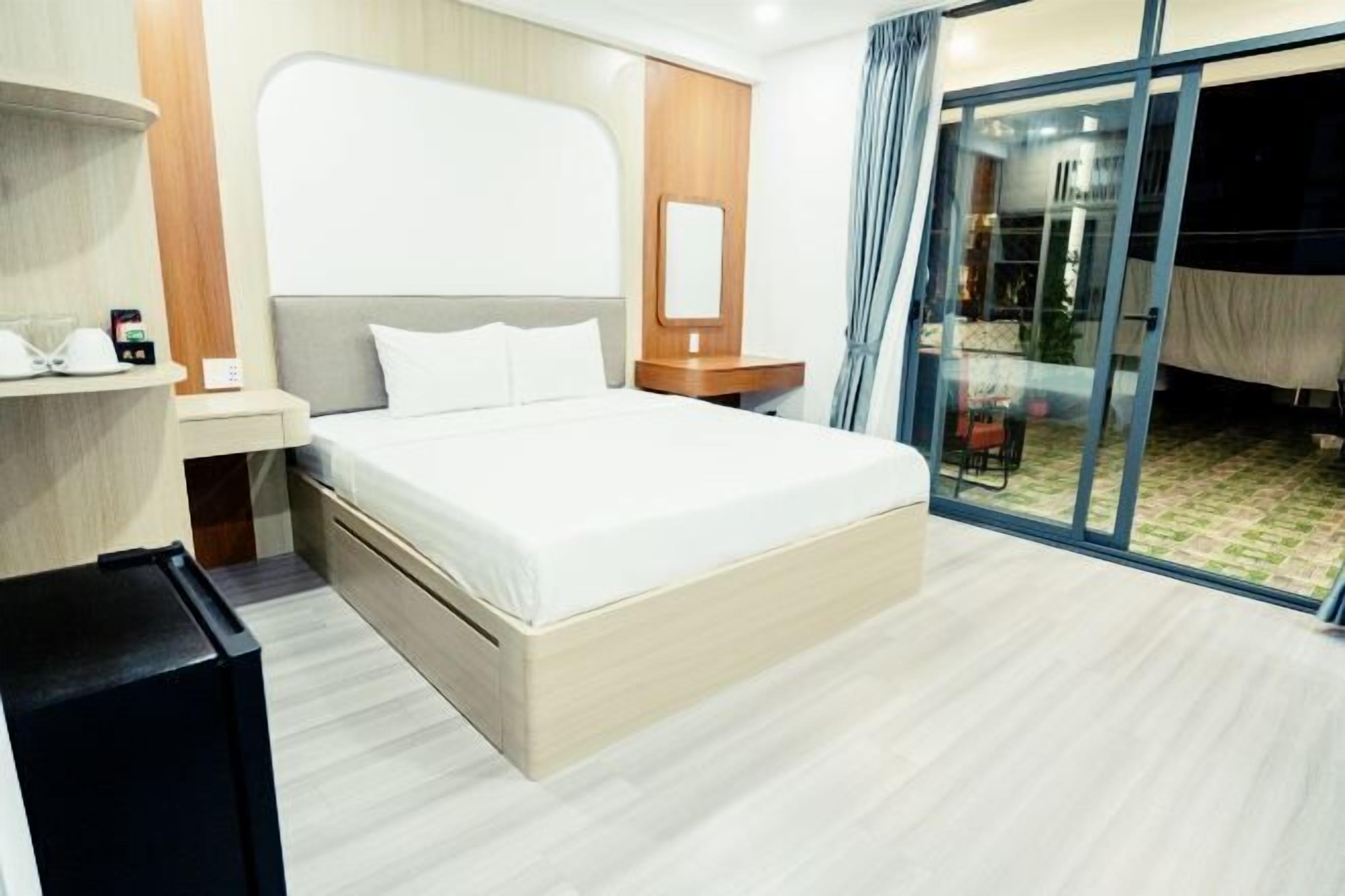 Schreibtisch, laptopgeeigneter Arbeitsplatz, kostenloses WLAN