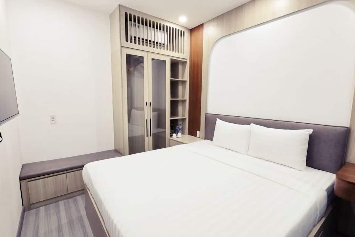 1 habitación, escritorio y espacio para trabajar con laptop