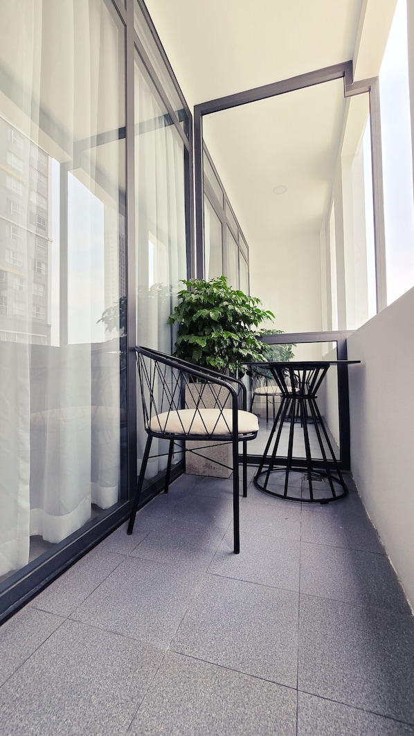 Deluxe Double Room, Balcony, City View | Living area
