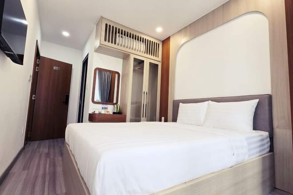 1 habitación, escritorio y espacio para trabajar con laptop