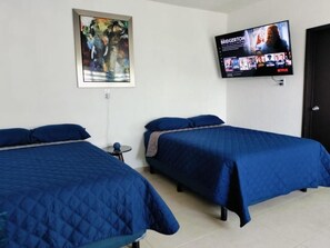 1 dormitorio, tabla de planchar con plancha, wifi y ropa de cama