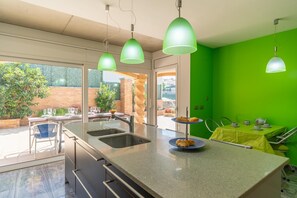 Private kitchen - Beautiful Villa in L\"escala With Pool (L'Escala)