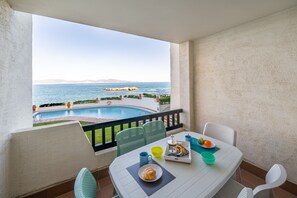 Apartment | Outdoor dining - Apartment in L'escala Near Sandy Beaches (L'Escala)