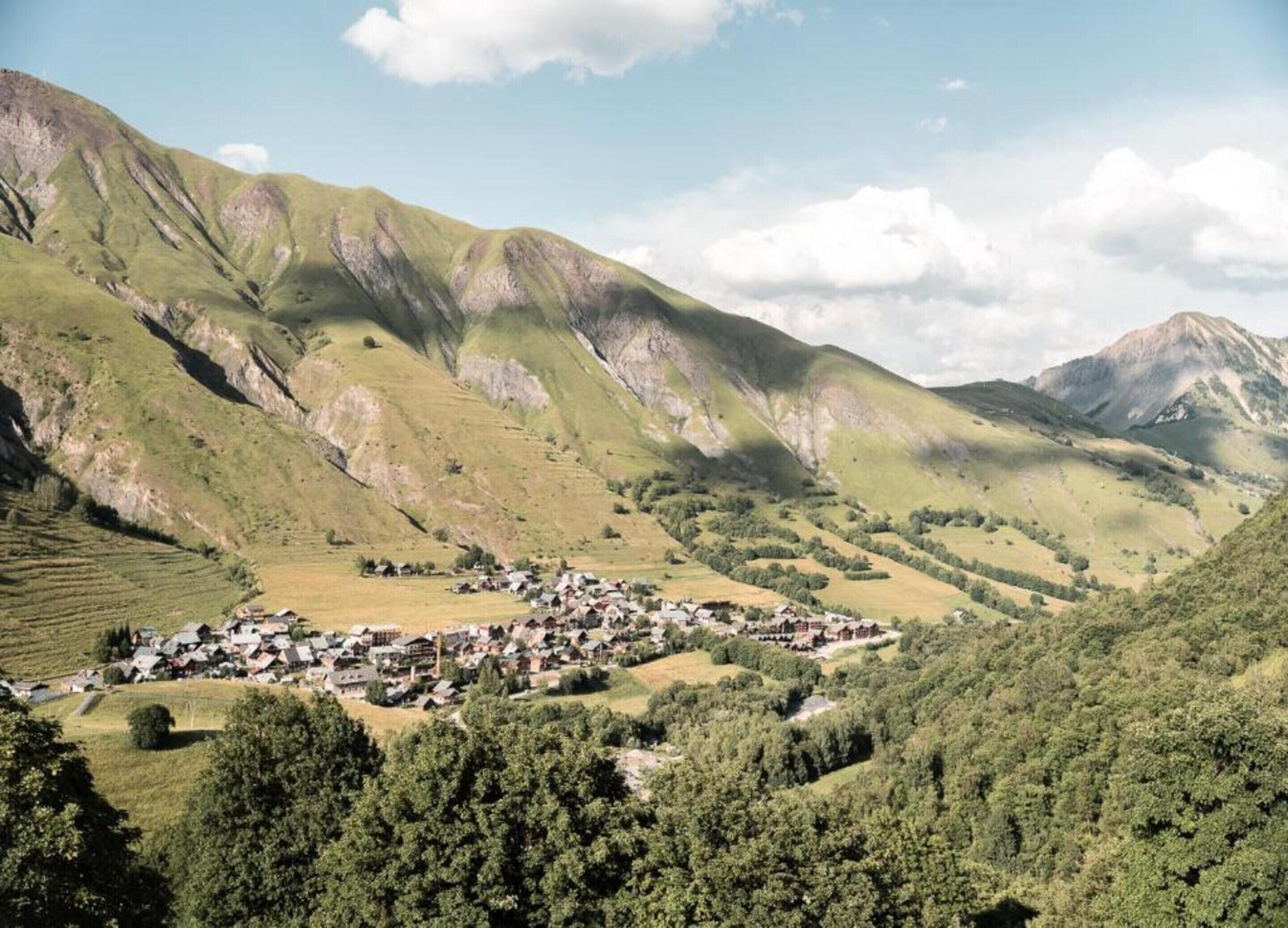 Un pueblo enclavado en un valle rodeado de montañas.