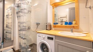 Apartment | Bathroom - Mountain-view Apartment for 6 Guests (Saint-Sorlin-d'Arves)