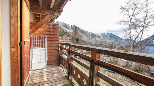 Mountain-view Apartment for 6 Guests