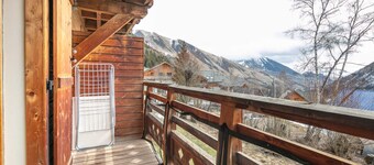 Mountain-view Apartment for 6 Guests