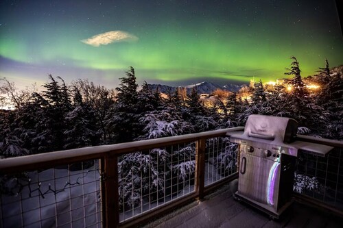   5 min walk to Flattop Trailhead! Aurora! Sauna! Amazing mountain views.