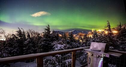 5 min walk to Flattop Trailhead! Aurora! Sauna! Amazing mountain views.