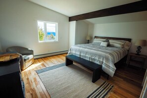 3 bedrooms, desk, iron/ironing board, travel cot