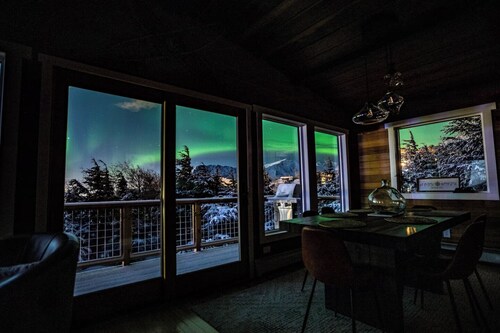   5 min walk to Flattop Trailhead! Aurora! Sauna! Amazing mountain views.