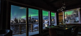   5 min walk to Flattop Trailhead! Aurora! Sauna! Amazing mountain views.