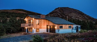   5 min walk to Flattop Trailhead! Aurora! Sauna! Amazing mountain views.
