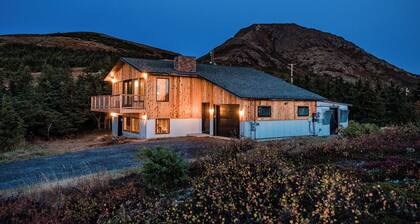 5 min walk to Flattop Trailhead! Aurora! Sauna! Amazing mountain views.