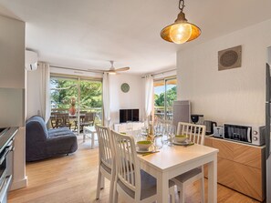 Interior - Beautiful apartment for 6 guests with WIFI, A/C, TV, terrace and pets allowed (Hyères)