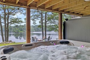 Outdoor spa tub - Lakefront Hot Tub Retreat | Kayaks & Fire Pit (Long Pond)