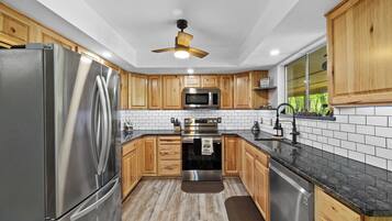 Geladeira, micro-ondas, fogão, cooktop