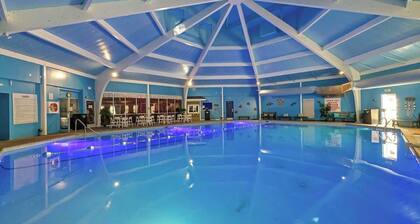 Lakefront Poconos Stay- Kayaks, Fire Pit & Hot Tub