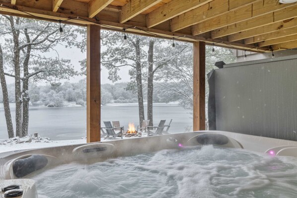 Outdoor spa tub