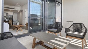 Un interior moderno con comedor, sofá y una silla.