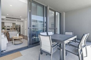 Outdoor dining - Fremantle 1-Bed Close to Beach & Shops (North Fremantle)