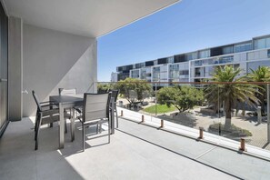 Outdoor dining - Fremantle 1-Bed Close to Beach & Shops (North Fremantle)