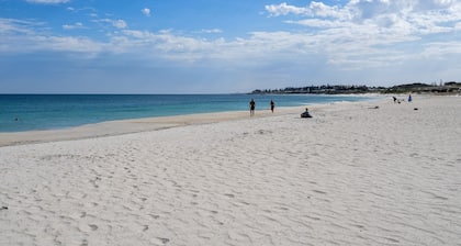 Bright Studio Stay in North Fremantle with Views