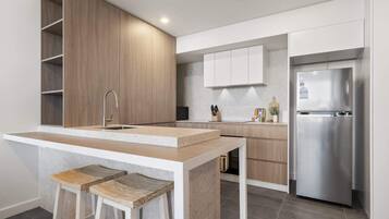 Coffee/tea maker, fridge, microwave, oven