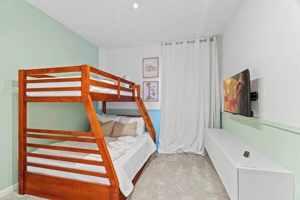 5 bedrooms, desk, iron/ironing board, travel cot