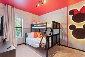 5 Schlafzimmer, Schreibtisch, Bügeleisen/Bügelbrett, Reisekinderbett