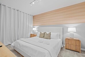 5 chambres, bureau, fer et planche à repasser, lit de bébé portatif