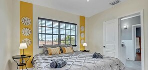 Escritorio, tabla de planchar con plancha, wifi y ropa de cama 