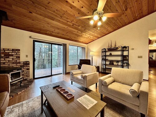 3BR Forest Retreat · Fireplace · Near Tahoe · Pollock Pines