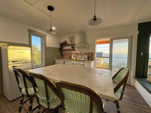 Fridge, microwave, oven, stovetop - Caribou Studio with Sea View (Île-de-Lamèque)