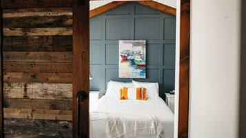 2 bedrooms, travel crib, internet, bed sheets