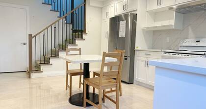 A cozy second-floor room for staying (W)