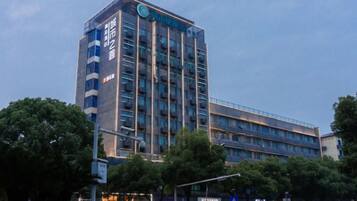 Un hotel moderno a più piani, caratterizzato da un logo ben visibile sulla facciata.