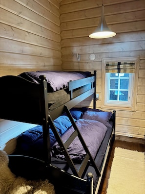 3 bedrooms, desk, travel cot, WiFi
